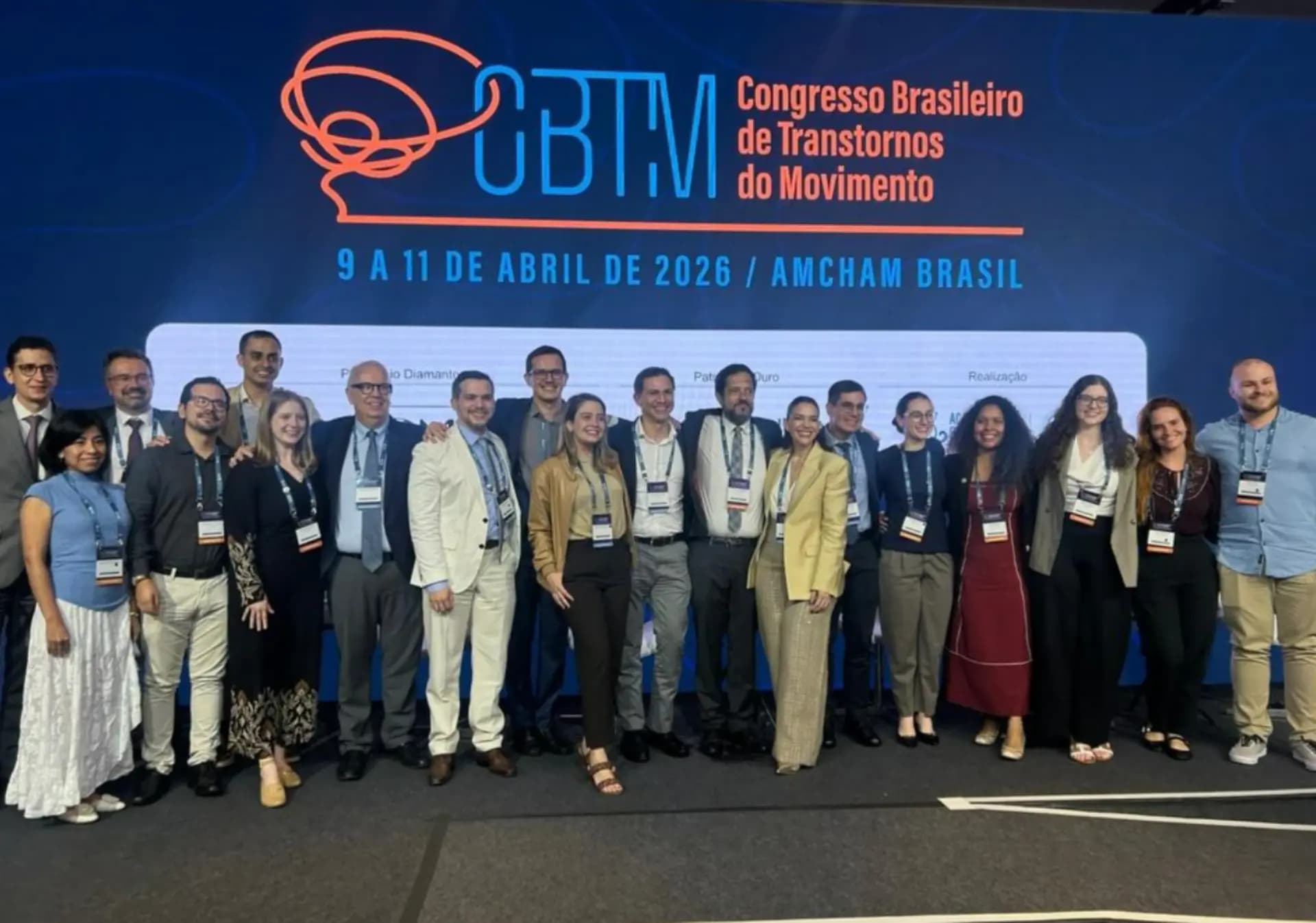 Dr. Thiago Guimarães com participantes do Congresso Brasileiro de Transtornos do Movimento de 2026